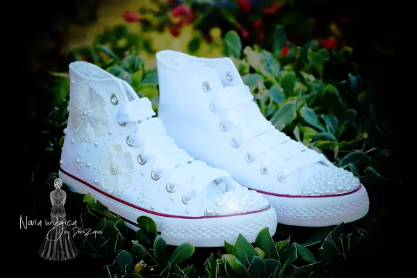 zapatillas decoradas con flores y perlas para novia