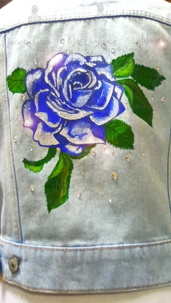 chaqueta pintada a mano con rosa azul brillos 4